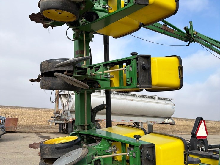 john-deere-7300-image-12