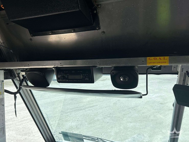 2010-workhorse-w62-image-13