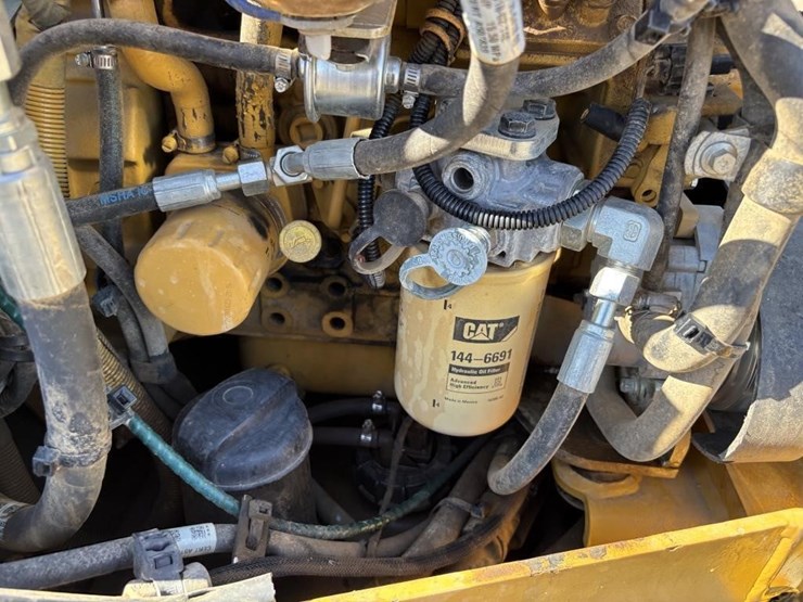 2018-caterpillar-cb24b-image-39