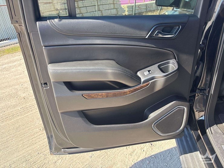 2018-chevrolet-suburban-image-24