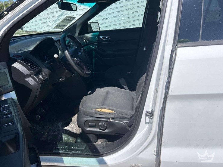 2016-ford-explorer-image-13