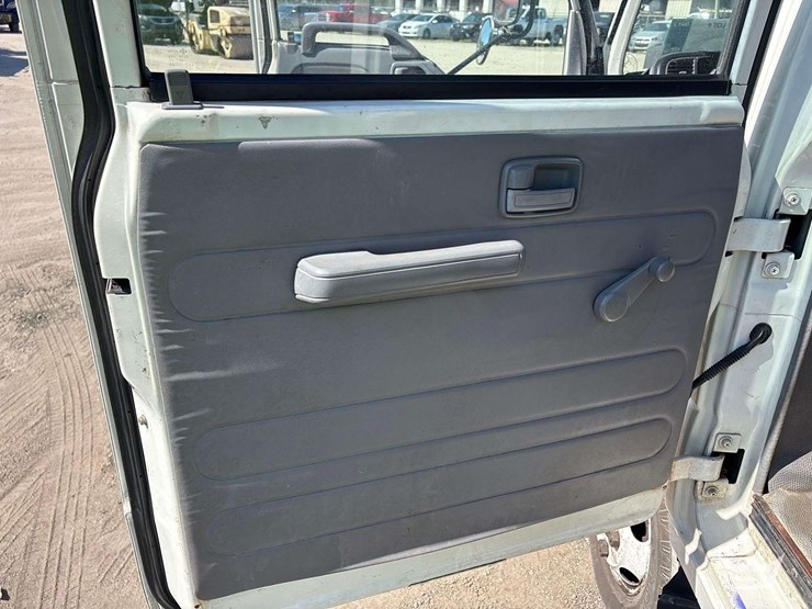 2007-isuzu-npr-image-21