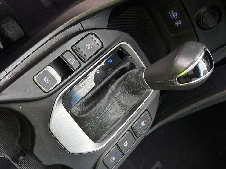 2017-hyundai-santa-fe-image-18