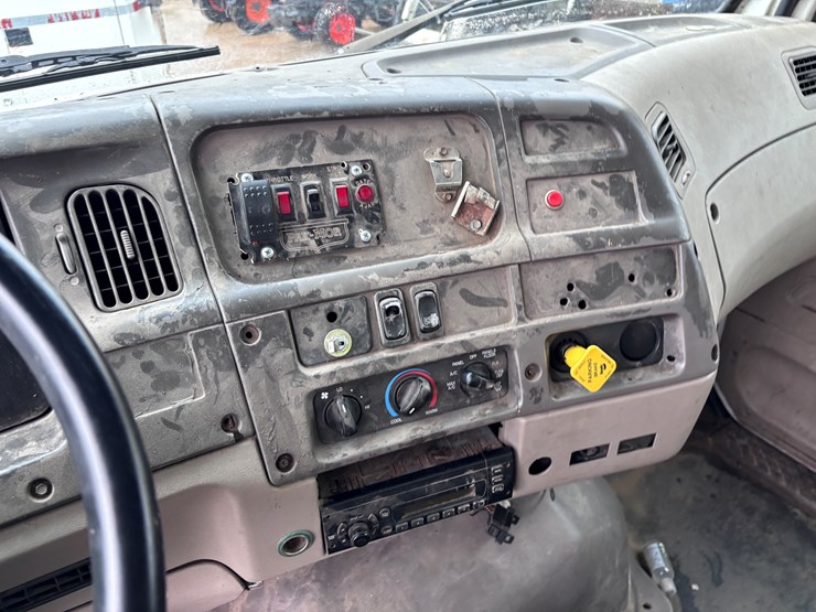 2009-sterling-l7500-image-13