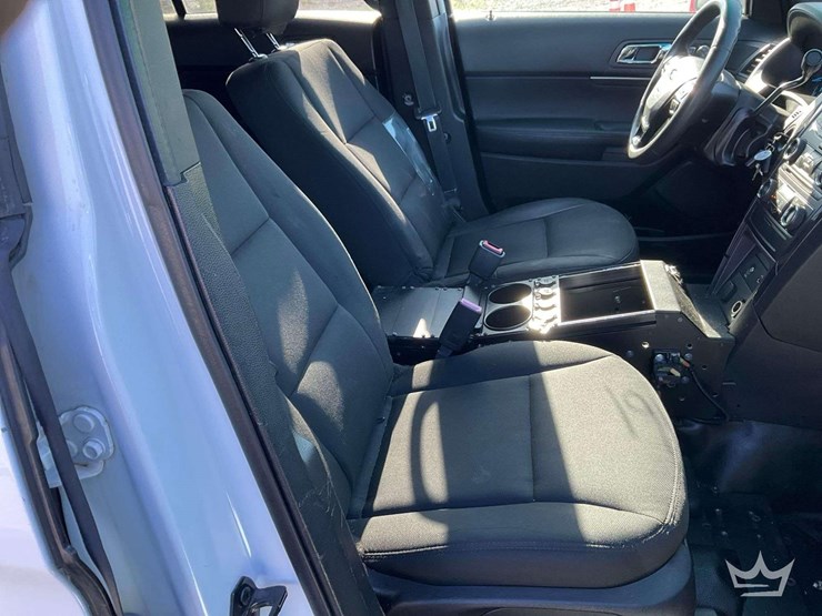 2016-ford-explorer-image-27