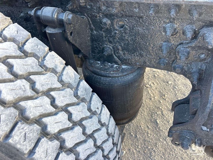 2013-mack-cxu613-t/a-day-cab-truck-tractor-image-24