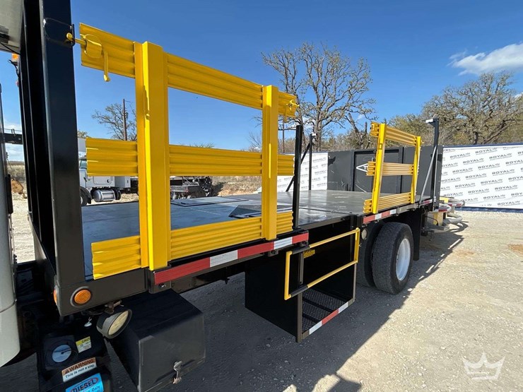 2017-freightliner-m2-106-image-18