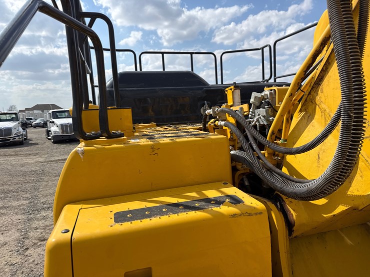 2023-komatsu-pc210-image-32