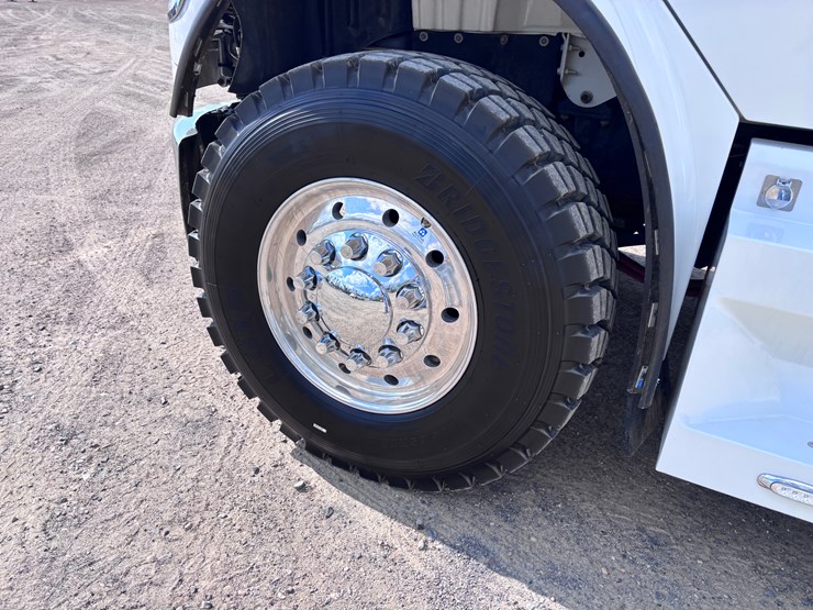 2014-freightliner-m2-106-image-7