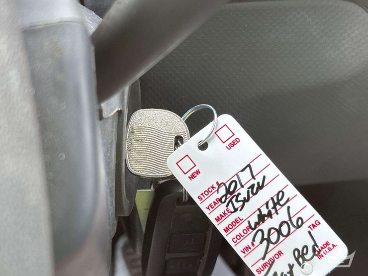 2017-isuzu-npr-image-26