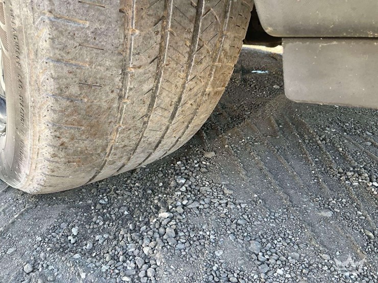 2016-ford-explorer-image-35