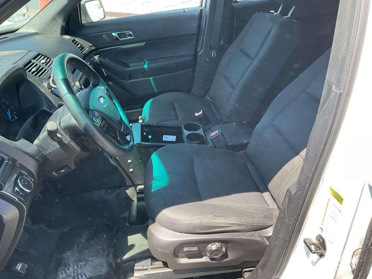 2016-ford-explorer-image-21