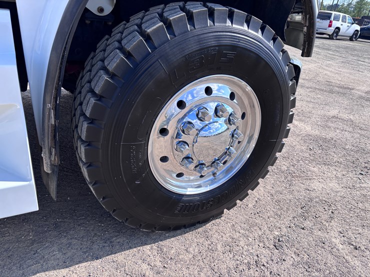 2014-freightliner-m2-106-image-8