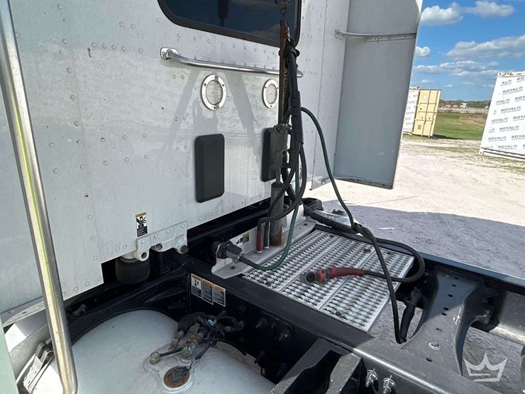 2019-peterbilt-579-image-24