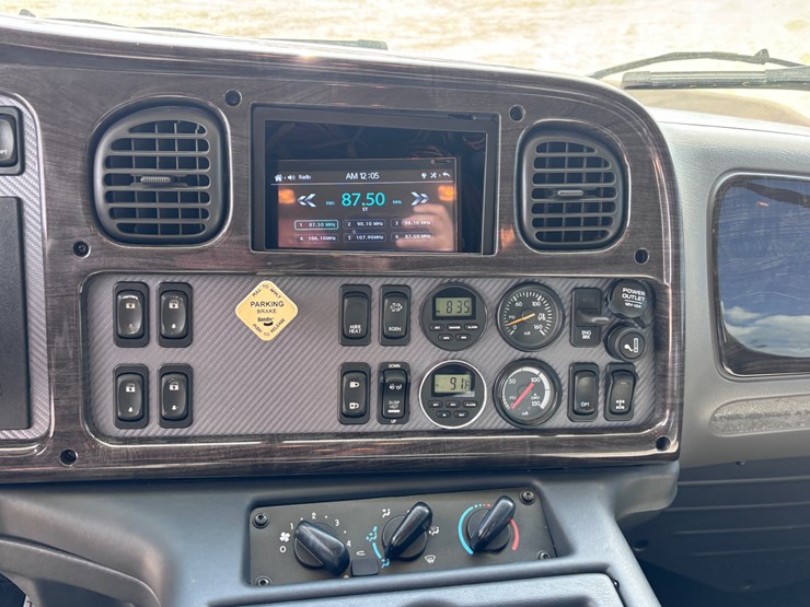 2014-freightliner-m2-106-image-24