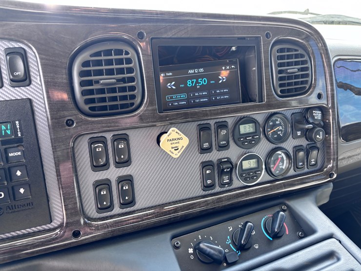 2014-freightliner-m2-106-image-19