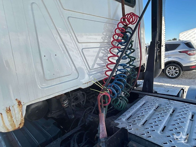 2013-mack-cxu613-t/a-day-cab-truck-tractor-image-23