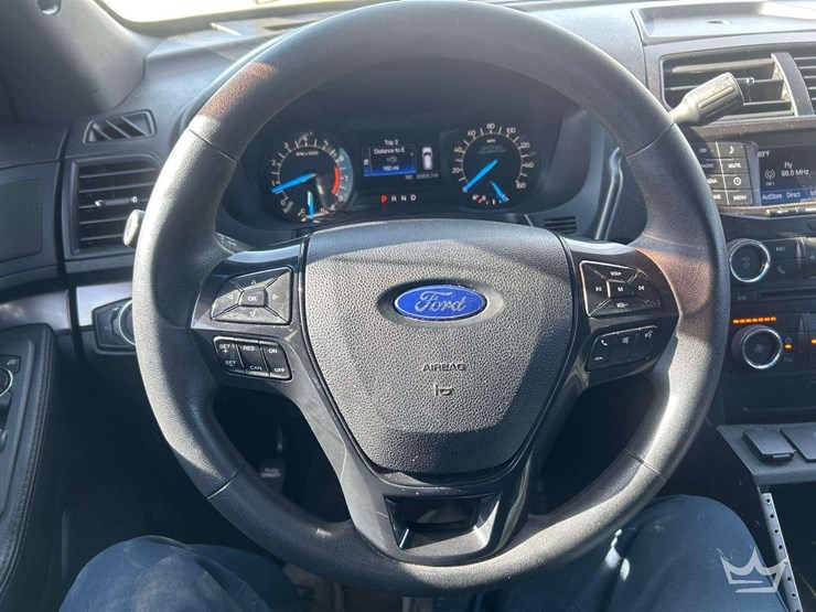 2016-ford-explorer-image-15