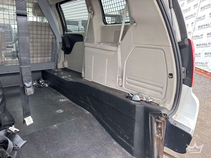 2014-dodge-caravan-image-14