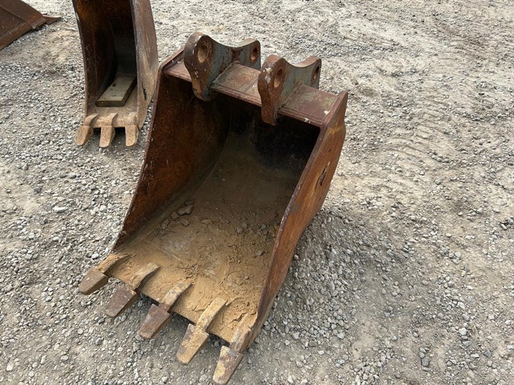 john-deere-22”-excavator-bucket-image-2