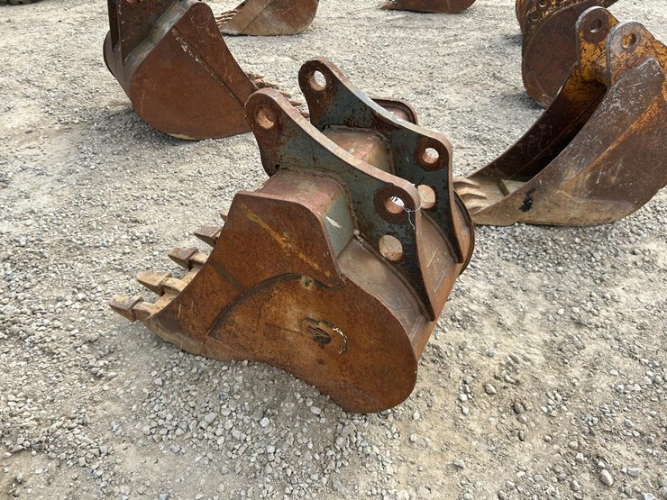 john-deere-22”-excavator-bucket-image-3