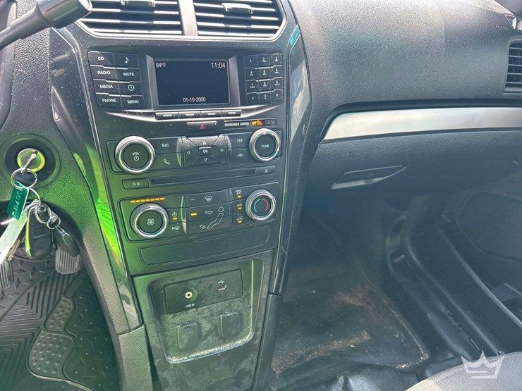 2016-ford-explorer-image-15