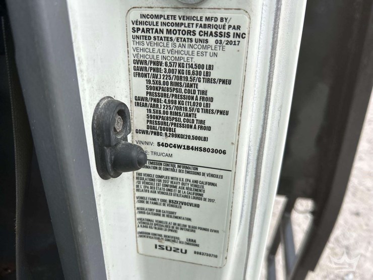 2017-isuzu-npr-image-5