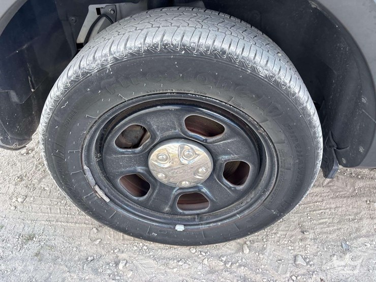 2015-ford-explorer-image-24