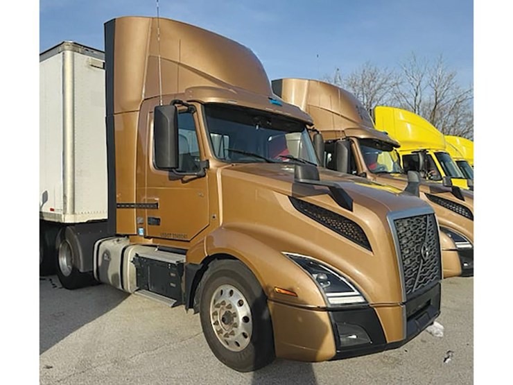 2022-volvo-vnl300-image-1