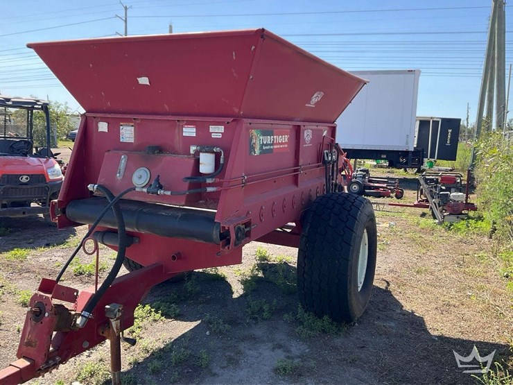 millcreek-turf-tiger-cc2-11-fertilizer-spreader-image-3