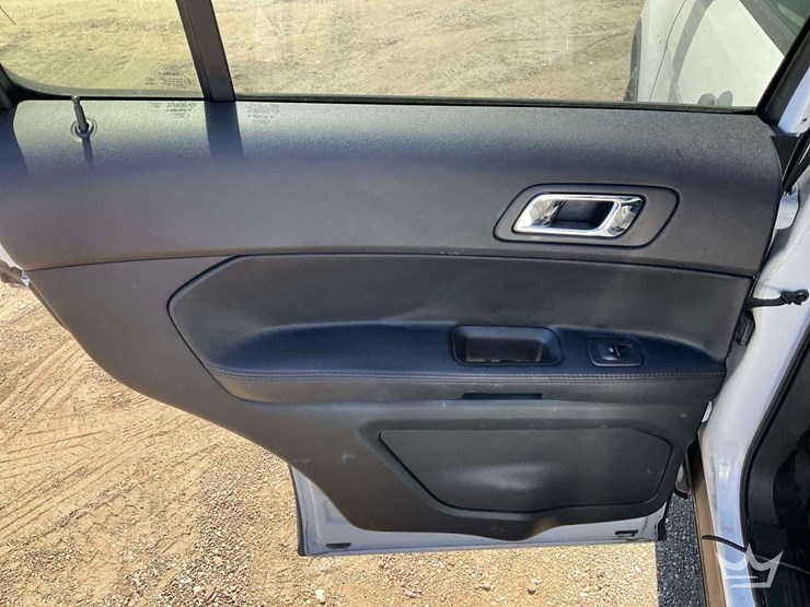 2016-ford-explorer-image-23