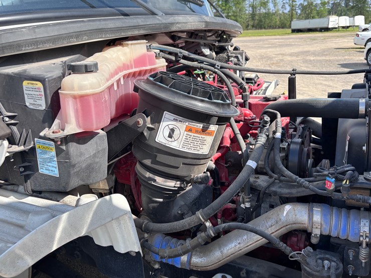 2014-freightliner-m2-106-image-27