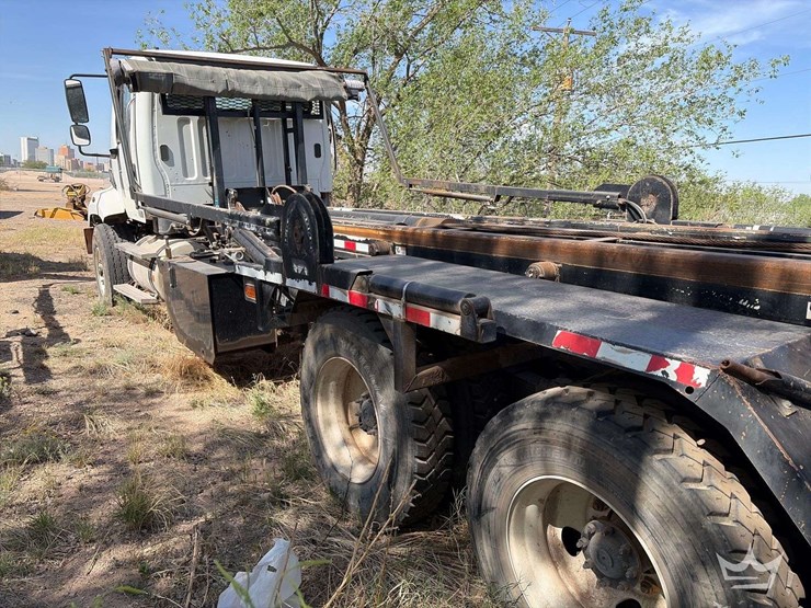 2016-freightliner-108sd-image-2