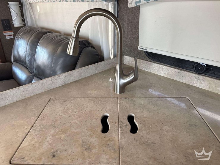 2018-freightliner-thor-venetian-400xcr-a40-41ft.-class-a-motorhome-image-28