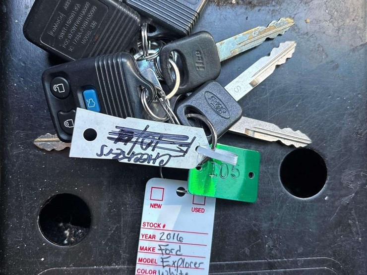 2016-ford-explorer-image-22