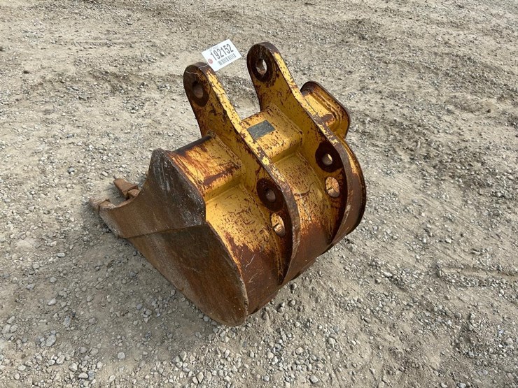 john-deere-24"-excavator-bucket-image-3