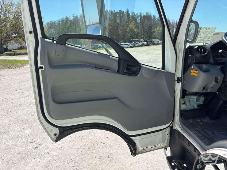 2018-hino-195-image-22