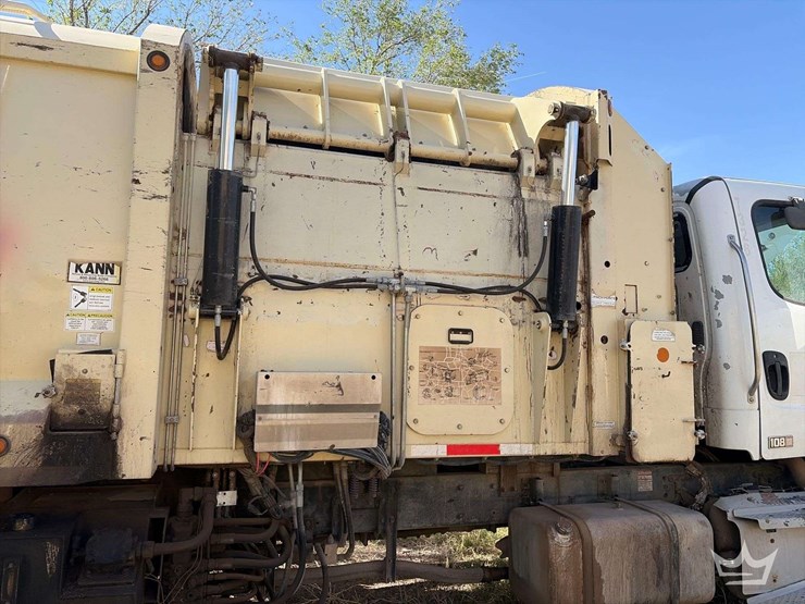 2016-freightliner-108sd-image-11