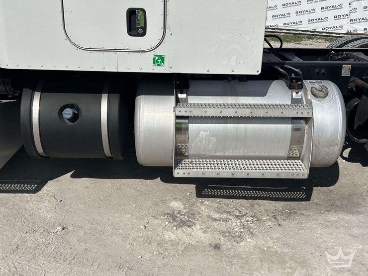 2019-peterbilt-579-image-23