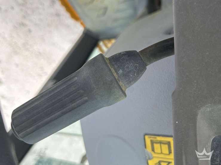 2013-volvo-bl70b-image-24