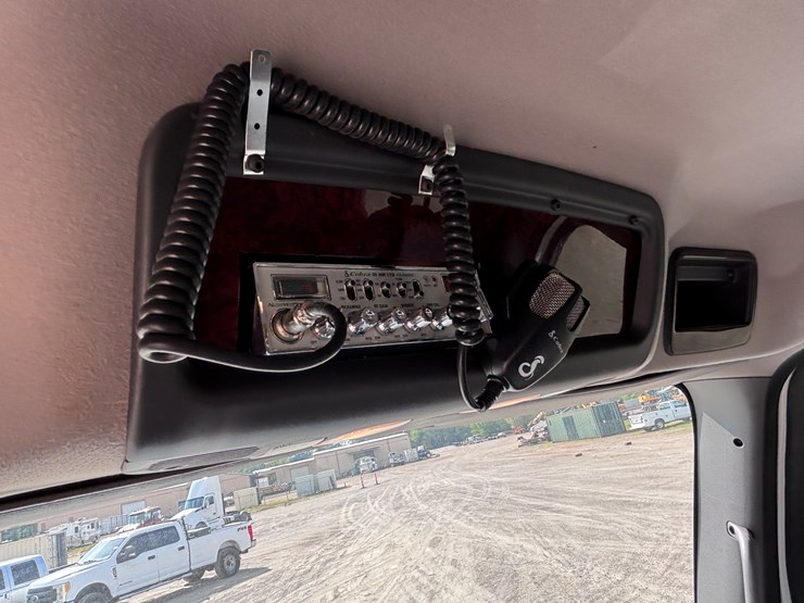 2014-freightliner-m2-106-image-23