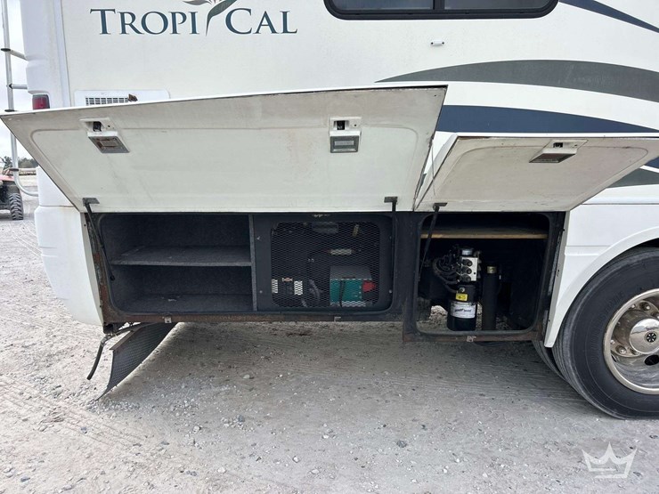 2005-freightliner-tropi-cal-t396-39ft.-class-a-motorhome-image-43