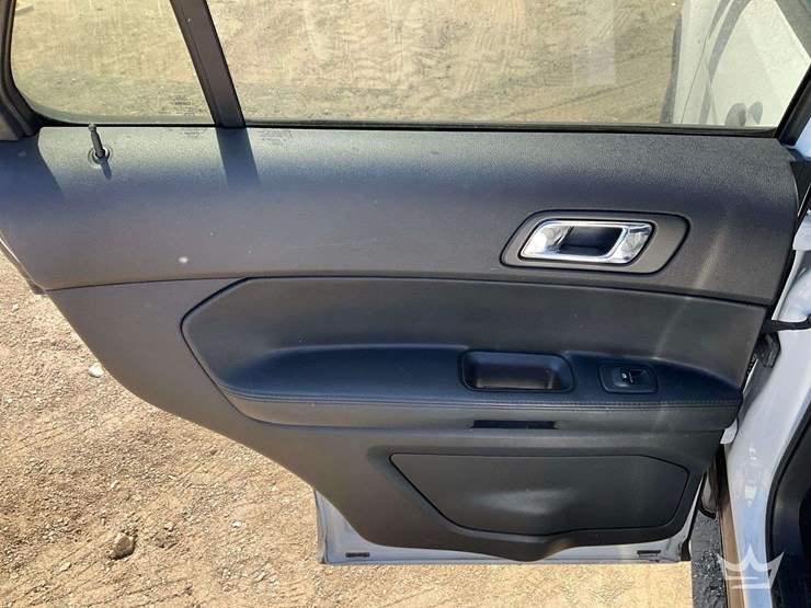 2016-ford-explorer-image-22