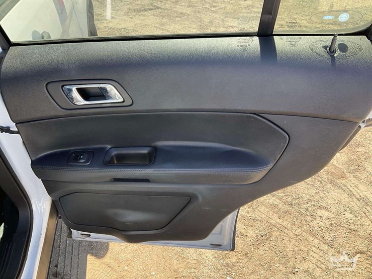 2016-ford-explorer-image-24