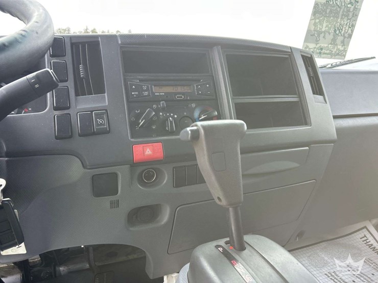 2017-isuzu-npr-image-17