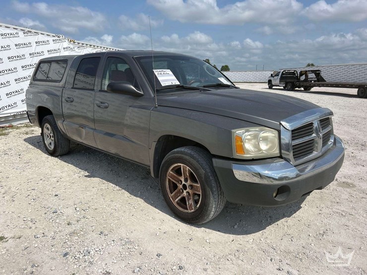 2005-dodge-dakota-image-2