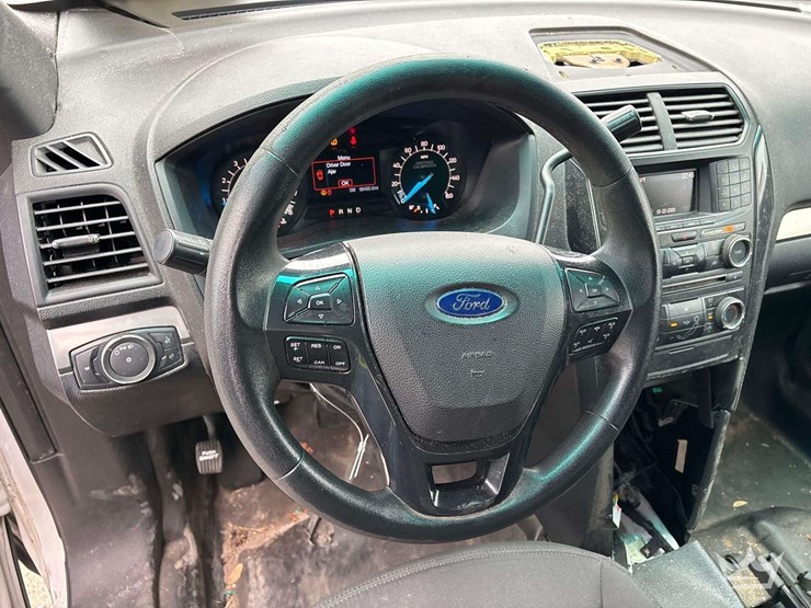 2016-ford-explorer-image-13