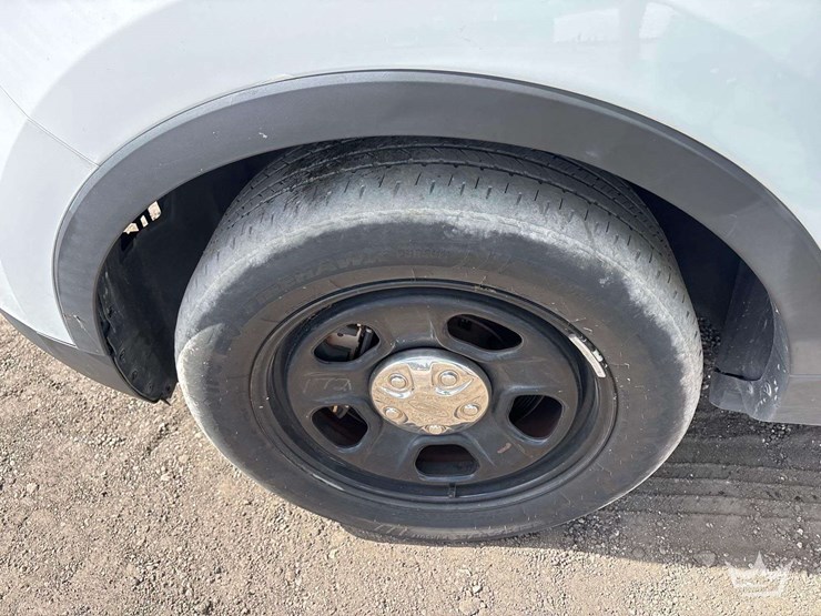 2016-ford-explorer-image-21