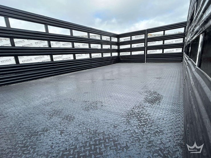 2017-isuzu-npr-image-21