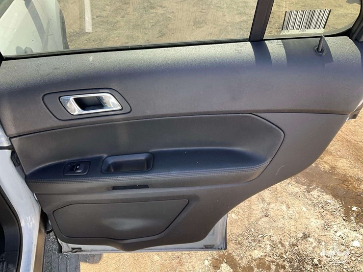 2015-ford-explorer-image-25